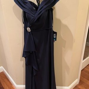 MGNY Size 6 Navy Formal Gown Retail $ 419.00